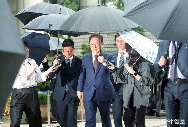 지난해 4월 22일 이재명 당시 더불어민주당 대선 후보가 서울 서초구 서울중앙지방법원에서 열린 대장동 배임 및 성남FC 뇌물 1심 공판에 출석하고 있다. 장승윤 기자 tomato99@donga.com