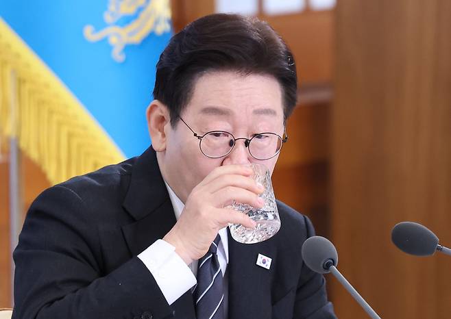 이재명 대통령이 10일 청와대에서 열린 상생을 실천하는 기업인과의 대화에서 목을 축이고 있다. 뉴스1
