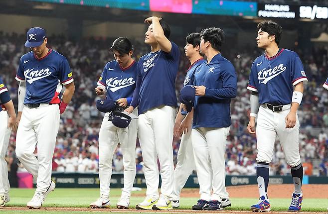 [마이애미=AP/뉴시스] 대한민국 선수들이 13일(현지 시간) 미 플로리다주 마이애미 론디포파크에서 열린 2026 월드베이스볼클래식(WBC) 8강전에서 도미니카공화국에 패한 후 팬들에게 인사하고 있다. 한국은 0-10 7회 콜드게임패하며 8강에서 탈락했다. 2026.03.14.