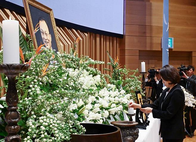 김혜경 여사가 14일 서울 동작구 원불교 소태산기념관 대각전에서 열린  故 이해찬 前 국무총리 49재에서 분향하고 있다. 청와대통신사진기자단