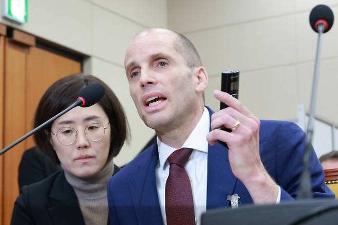 2025년 12월 30일 해롤드 로저스 쿠팡 대표가 국회에서 열린 쿠팡 사태 연석 청문회에서 발언하고 있다. 연합뉴스 제공