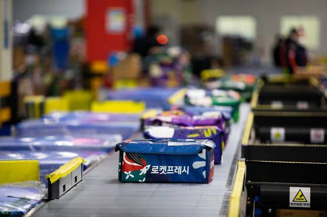 사용자의 편의와 노동자의 건강은 양립할 수 있을까. 야간노동 개선을 위한 사회적 논의가 현재 활발히 진행되고 있다. 쿠팡 제공