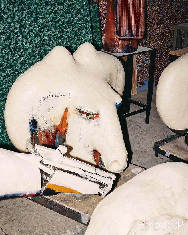 작업실 한 쪽에 놓인 ‘아프리카의 꿈’ 시리즈.