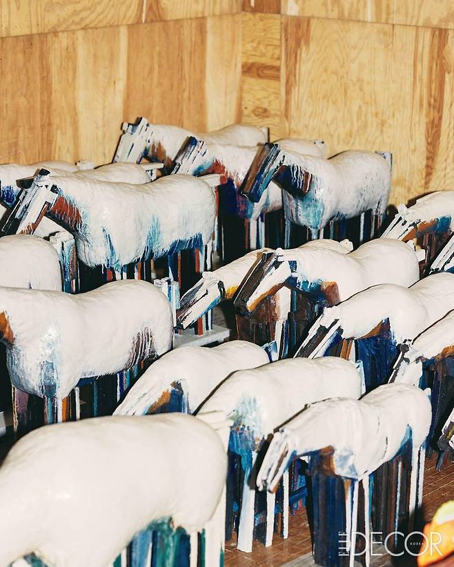 아프리카 초원을 힘차게 달리는 말들에게서 영감을 받은 ‘구조와 힘-말’.