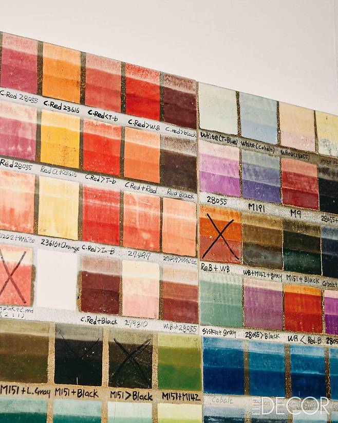 직접 칠해 구워낸 형형색색의 타일이 깔린 미술관 바닥.