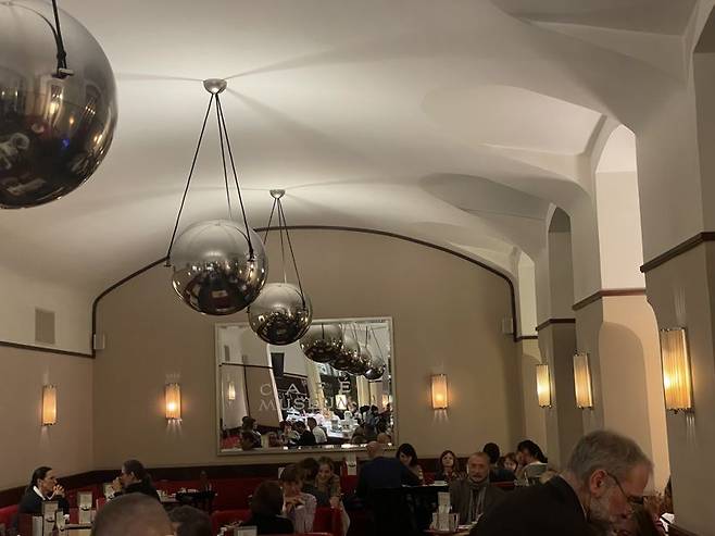 오스트리아 빈의 카페 뮤지엄은 장식이 화려하지 않은 게 특징이자 장점이다. /사진=서윤경 기자