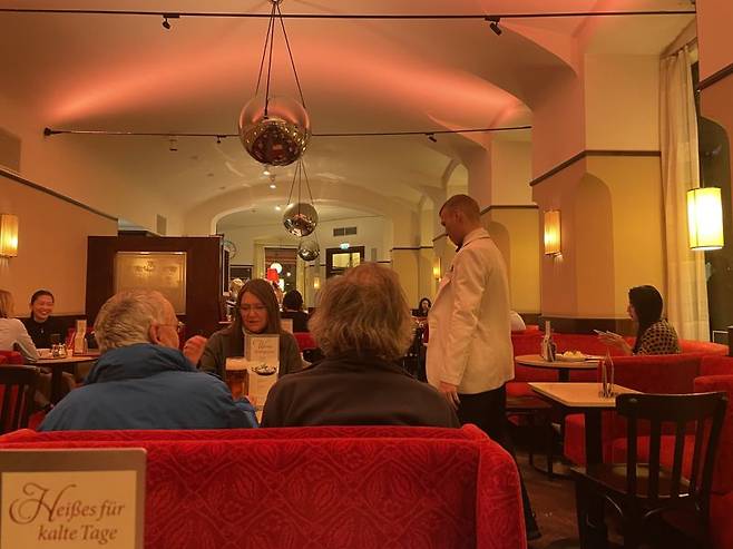 카페 뮤지엄은 자신들의 공간을 "커피 냄새가 공기 중에 퍼지고 찻 숟가락이 달그락 거리며 우아한 웨이터가 맛있는 커피를 서빙한다"고 소개하고 있다. /사진=서윤경 기자