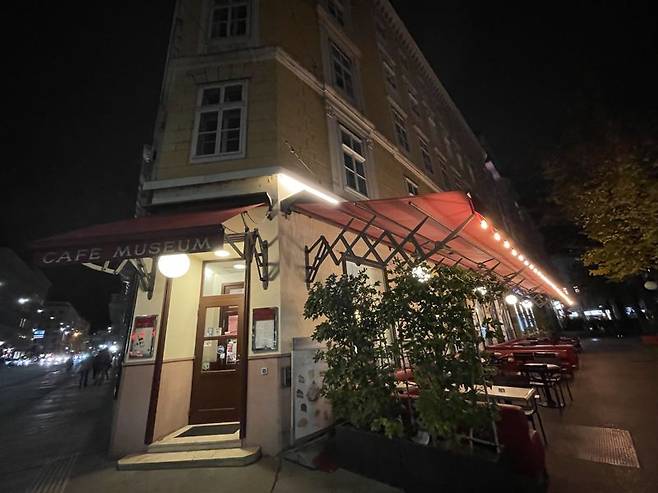 카페 뮤지엄 외부에 설치된 야외 테이블(샤니가르텐) 위로 조명불이 켜져 있다. /사진=서윤경 기자