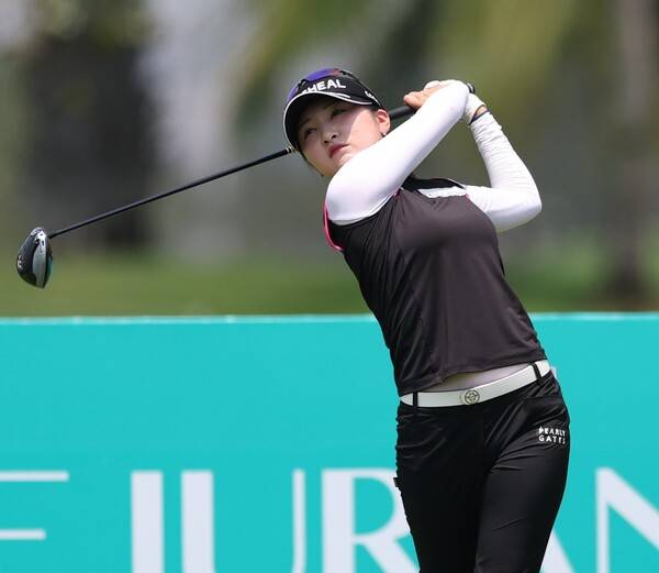 한국여자프로골프(KLPGA) 투어 2026시즌 개막전인 '신설 대회' 리쥬란 챔피언십 우승 경쟁에 뛰어든 이예원 프로가 3라운드에서 경기하는 모습이다. 사진제공=KLPGA (사진을 무단으로 사용하지 마십시오.)