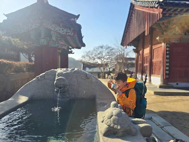 지리산 화엄사에서 시원한 약수 한잔을 마시는 서진이. 박준형 제공