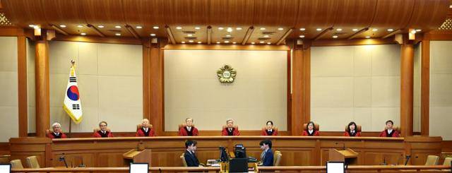 김상환 헌법재판소장을 비롯한 헌법재판관들이 지난달 26일 서울 종로구 헌법재판소 대심판정에서 열린 2월 심판사건 선고를 위해 착석해 있다. 뉴시스