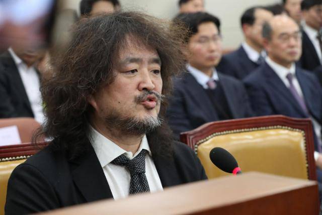 방송인 김어준씨가 지난해 12월 13일 국회 과방위에서 열린 12·3 비상계엄 관련 현안질의에 출석해 "체포되어 이송되는 한동훈을 사살한다"는 내용의 제보를 받았다고 발언하고 있다. 고영권 기자