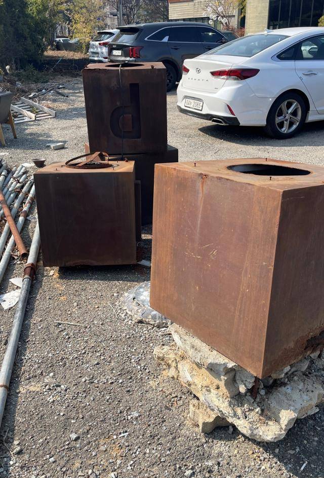 청주 유명 중식당 안내 조형물이 해체돼 나뒹글고 있다. 식당 직원 제공