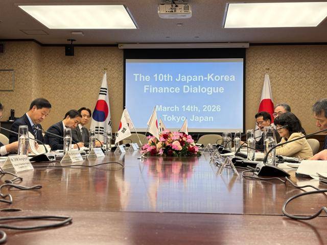 구윤철(맨 왼쪽) 부총리 겸 재정경제부 장관과 가타야마 사쓰키(오른쪽 두 번째) 일본 재무장관이 14일 일본 도쿄 재무성 청사에서 열린 제10회 한일 재무장관 회의에서 최근 중동 정세에 대해 논의하고 있다. 도쿄=류호 특파원