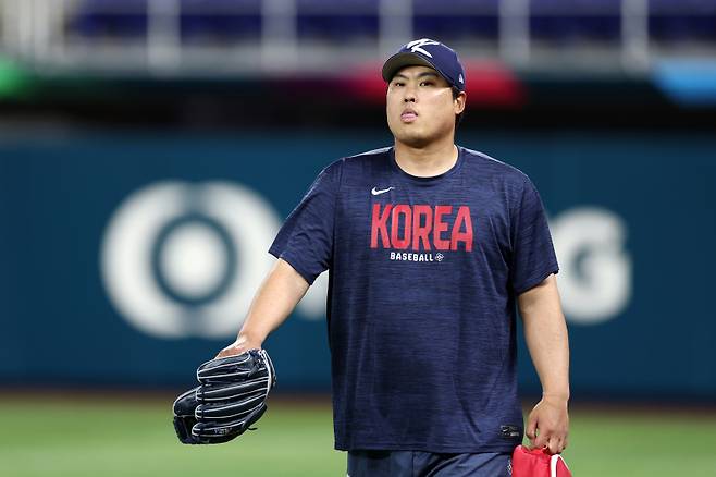 <yonhap photo-3345="">대한민국 야구 대표팀 류현진이 월드베이스볼클래식(WBC) 준준결승을 하루 앞둔 12일(현지시간) 미국 플로리다주 마이애미 론디포파크에서 열린 훈련에서 몸을 푼 후 그라운드를 걷고 있다. [사진 연합뉴스]</yonhap>