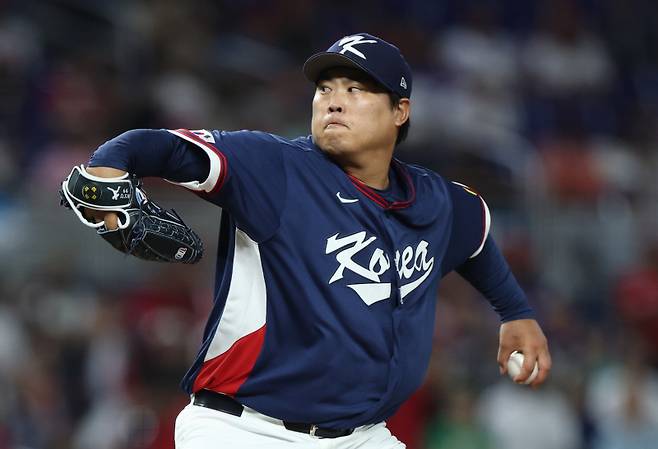 <yonhap photo-2828="">13일(현지시간) 미국 플로리다주 마이애미 론디포파크에서 열린 월드베이스볼클래식(WBC) 대한민국 대 도미니카공화국 준준결승전. 한국 선발투수 류현진이 1회 말 역투하고 있다. 2026.3.14 mon@yna.co.kr/2026-03-14 08:06:15/ <저작권자 ⓒ 1980~2026 ㈜연합뉴스. 무단 전재 재배포 금지, AI 학습 및 활용 금지></yonhap>