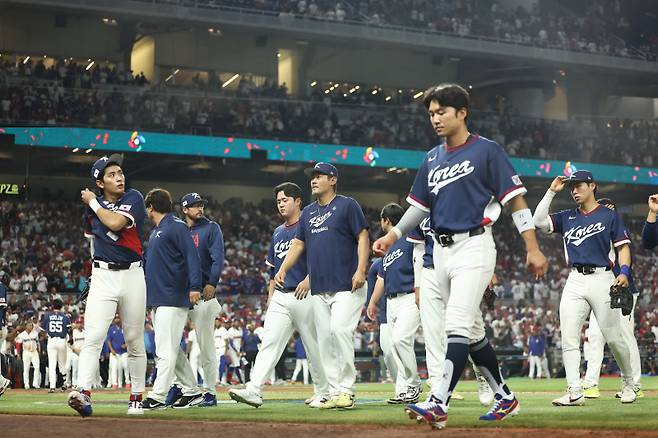 <yonhap photo-3389="">13일(현지시간) 미국 플로리다주 마이애미 론디포파크에서 열린 월드베이스볼클래식(WBC) 대한민국 대 도미니카공화국 준준결승전. 7회말 심판의 콜드게임 선언으로 0-10에 게임을 종료, 패배한 한국 선수들이 아쉬워하고 있다. [사진=연합뉴스]</yonhap>