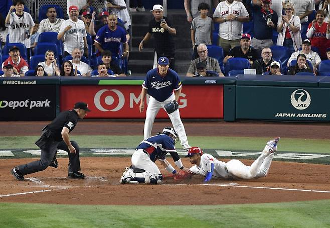 <yonhap photo-4030=""> 홈에서 득점하는 후안 소토. [UPI=연합뉴스]</yonhap>