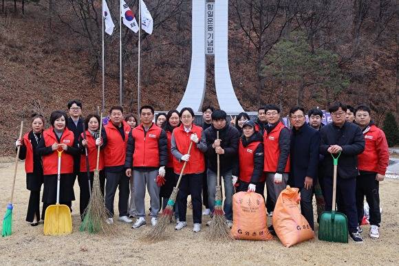 조지연 의원이 경산시 당협 당원들과 함께 환경정화활동을 펼치고 있다 [사진=조지연 의원 페이스북 캡처]