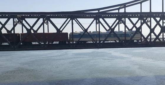 2023년 5월 9일 화물열차가 단둥에서 출발해 신의주로 향하고 있다. 연합뉴스