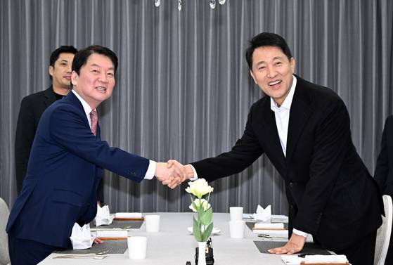 오세훈 서울시장(오른쪽)과 국민의힘 안철수 의원이 지난 1월 6일 서울시장 공관에서 만났다. 서울시 관계자는 “두 사람은 국민의힘이 잘못된 과거와 절연하고, 민생 중심의 유능한 정당으로 나아가야 한다는 데 뜻을 함께했다”고 밝혔다. 연합뉴스