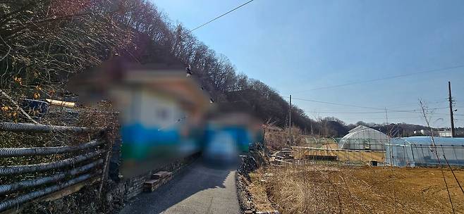 13일 오전 전북 임실군 관촌면 한 마을. 지난 10일 90대 노모와 60대 아들, 40대 손자가 자택 거실에서 숨진 채 발견됐다. 집 앞에 손자가 몰던 소형차가 주차돼 있다. 김준희 기자