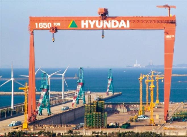 HD현대중공업 전북 군산조선소에 있는 1650t급 골리앗 크레인. /한경DB