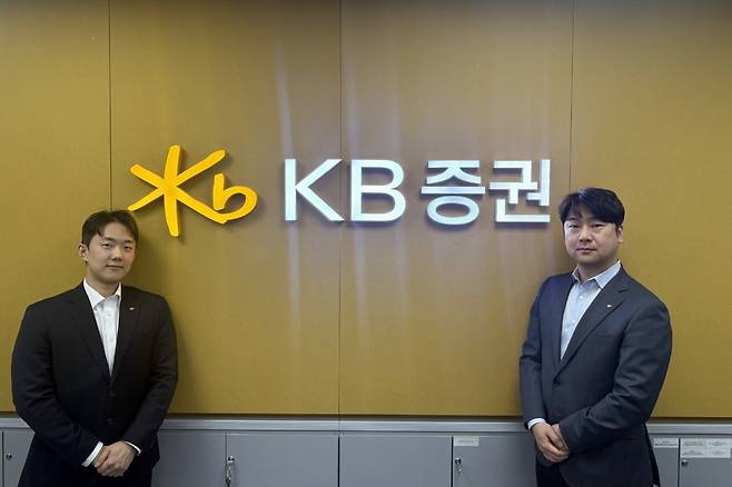 KB증권 더블호재팀 왼쪽부터 가산디지털지점의 최승호 대리, 조원재 차장./사진=본인 제공