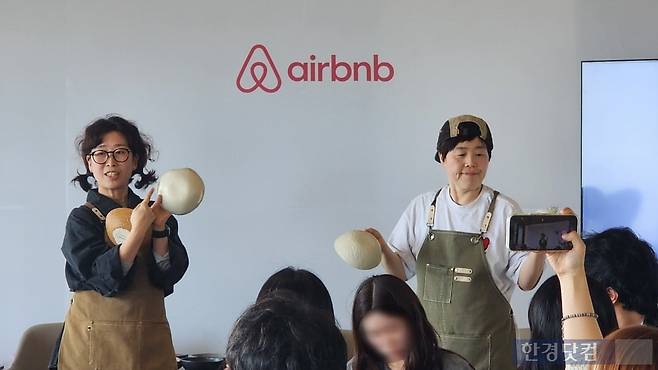 지난 5일 제주 서귀포비 보목동 한 카페에서 진행된 도자기 만들기 체험. 사진=신용현 기자