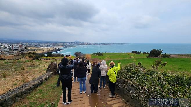 지난 6일 제주시 조천읍 함덕해수욕장 인근 서우봉에서 진행된 오름 해설 프로그램. 참가자들이 사진을 찍고 있다. 사진=신용현 기자