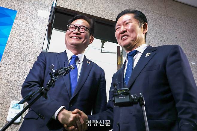 지난 3월 5일 정청래 더불어민주당 대표를 방문한 송영길 전 대표가 국회에서 면담한 후 악수를 하고 있다. 한수빈 기자