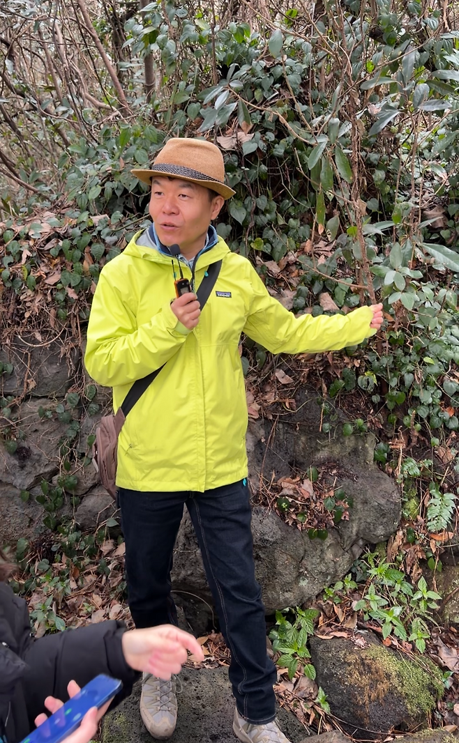 Choi Kyung-jin, oreum guide in Jeju (Hong Yoo/ THe Korea Herald)