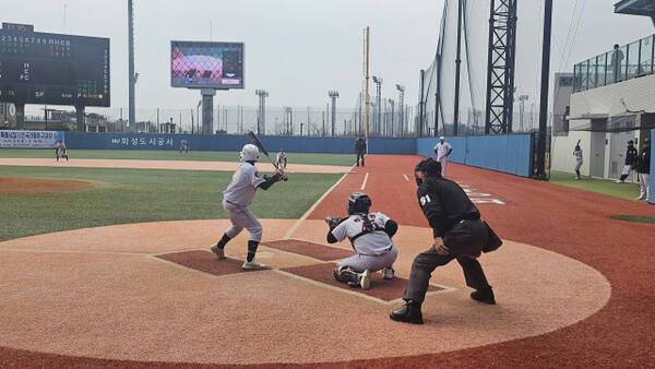 ‘제9회 화성특례시장기 전국리틀야구대회’ 전체 8강전에서 대전중구 및 대구중구 선수들이 경기를 하고 있다. 박정환기자