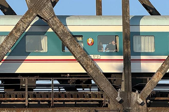 6년 만에 압록강 건너는 북중 여객열차/사진=연합뉴스