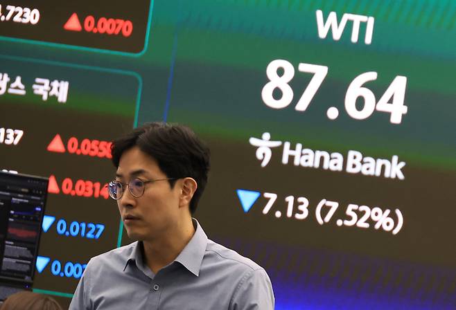 국제유가, G7 비축유 방출 가능성에 배럴당 80달러대로 반락
    (서울=연합뉴스) 최재구 기자 = 10일 서울 중구 하나은행 본점 딜링룸에 서부텍사스산원유 선물가격이 표시되고 있다. 간밤에 서부텍사스산원유(WTI) 가격이 중동 전쟁 종식에 대한 기대감에 반락했다. 서부텍사스산원유(WTI) 가격은 도널드 트럼프 미국 대통령이 언론 인터뷰에서 “전쟁이 곧 끝날 수도 있다”고 발언하자 오름폭을 축소, 한때 배럴당 85달러까지 하락했다. 2026.3.10
    jjaeck9@yna.co.kr
(끝)


<저작권자(c) 연합뉴스, 무단 전재-재배포, AI 학습 및 활용 금지>