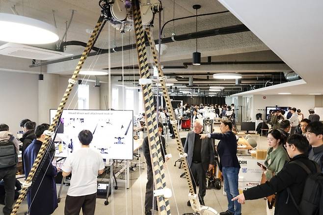 지난 23일 서울대 관악캠퍼스에서 열린 ‘제2회 서울대학교 로보틱스 데이’ 현장 모습. 서울대 공대