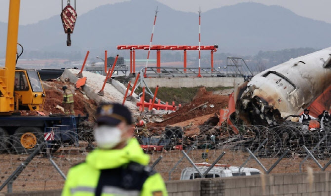 2024년 12월 30일 당시 전남 무안국제공항에 콘크리트 재질 방위각 시설이 전날 제주항공 여객기 충돌 여파로 파손돼 있다. [뉴스1]