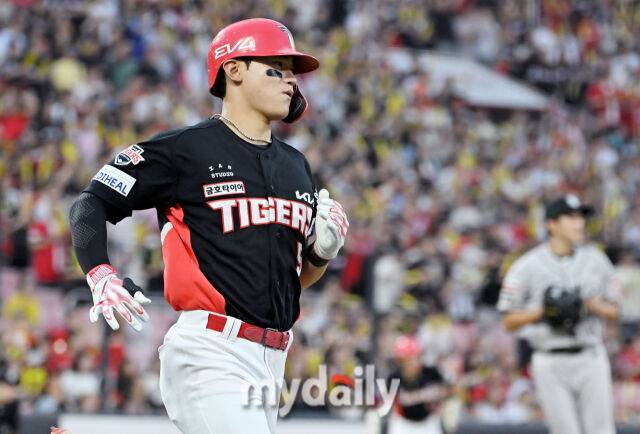 21일 오후 경기도 수원시 조원동 수원kt위즈파크에서 진행된 '2025 프로야구 KBO리그' kt위즈와 KIA타이거즈의 경기. 기아 김도영이 3회초 1사 3루서 1타점 희생타를 친 뒤 1루로 달리고 있다./마이데일리