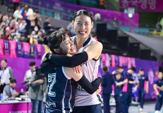 한국도로공사 배유나와 문정원이 정규리그 1위를 확정 짓고 기뻐하고 있다 / 한국배구연맹(KOVO)