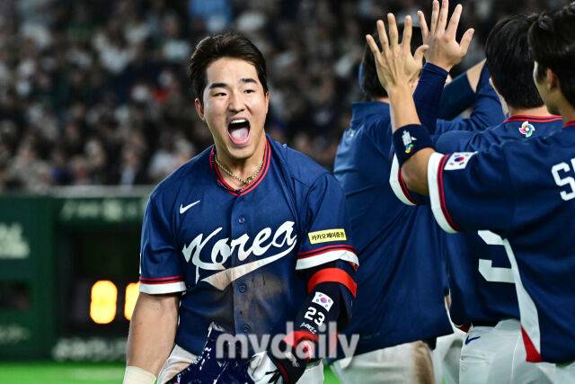 9일 일본 도쿄돔에서 열린 2026 월드 베이스볼 클래식(WBC) 조별리그 한국-호주 경기. 안현민이 9회초 1사 1-3루 희생플라이로 1타점 후 기뻐하고 있다./도쿄(일본)=한혁승 기자 hanfoto@mydaily.co.kr