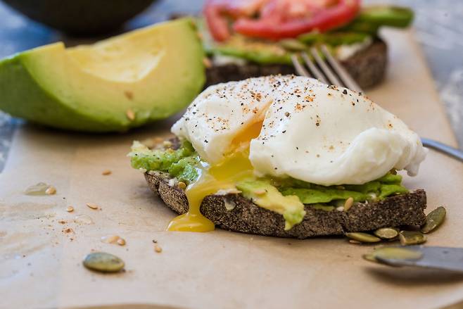 달걀은 건강한 지방과 함께 먹을 때 비타민D 흡수율을 올릴 수 있다. 사진은 아보카도와 달걀을 올린 토스트 [123RF]