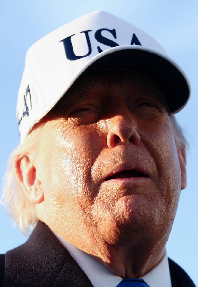 도널드 트럼프 미국 대통령이 13일(현지시간) 미국 메릴랜드주 앤드루스 합동기지에서 에어포스원을 바라보고 있다. [로이터]