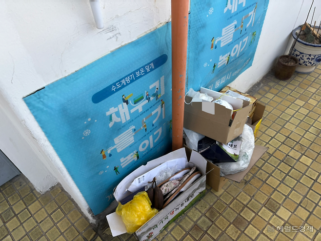 화재가 발생한 동의 복도에 마스크 등이 버려진 모습. 정주원 기자