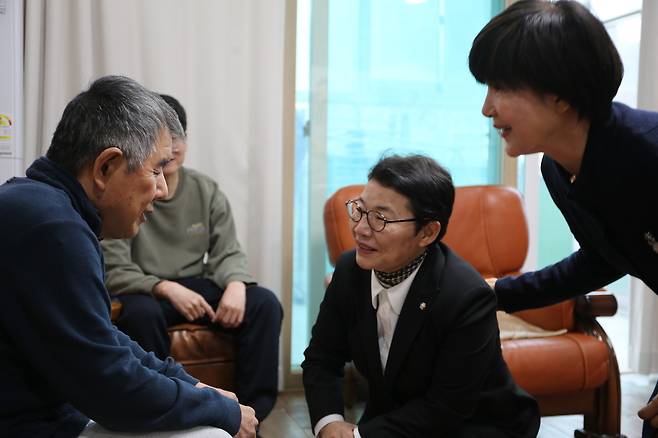 임이자 국회 재정경제기획위원장이 국민의힘 경북지사 예비경선을 앞두고 13일 포항과 경주를 잇달아 방문하며 본격적인 민생 행보에 나섰다.[임이자 의원실 제공]