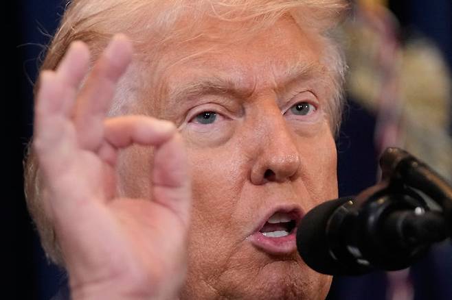 [도럴=AP/뉴시스]이란의 새 최고지도자가 '복수'하겠다며 항전 메시지를 내기 하루 전인 지난 11일(현지 시간) 도널드 트럼프 미국 대통령은 주요 7개국(G7)에 "이란이 곧 항복할 것"이라고 주장했다고 액시오스가 13일 보도했다. 사진은  트럼프 대통령이 지난 9일  미국 플로리다주 도럴의 골프 리조트인 트럼프 내셔널 마이애미에서 기자회견을 하고 있는 모습. 2026.03.14.