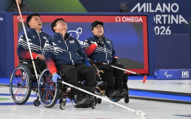 [코르티나담페초=뉴시스] 사진공동취재단 = 휠체어컬링 혼성 4인조 대표팀이 13일(한국 시간) 이탈리아 코르티나담페초의 코르티나 컬링 올림픽 스타디움에서 열린 2026 밀라노·코르티나담페초 동계패럴림픽 준결승에서 캐나다에 역전패한 뒤 아쉬워하고 있다. 2026.03.13 *재판매 및 DB 금지
