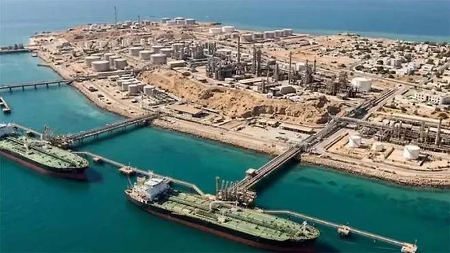 [서울=뉴시스] ﻿﻿미국과 이스라엘의 이란 공격이 시작된 지 14일째인 13일(현지 시간) 미군이 이란의 호르무즈 해협 봉쇄를 막으려는 노력의 일환으로 이란의 석유 수출 핵심 시설이 있는 전략 요충을 공습했다. 이란 석유수출기지 하르그섬의 자료사진. (출처=락샤-아니르베다닷컴)2026.3.14 *재판매 및 DB 금지