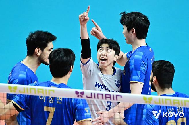 [서울=뉴시스] 프로배구 우리카드 선수단이 14일 서울 장충체육관에서 열린 진에어 2025~2026 V-리그 남자부 6라운드 한국전력과의 경기에서 득점을 올린 뒤 기뻐하고 있다. (사진=KOVO 제공) 2026.03.14.