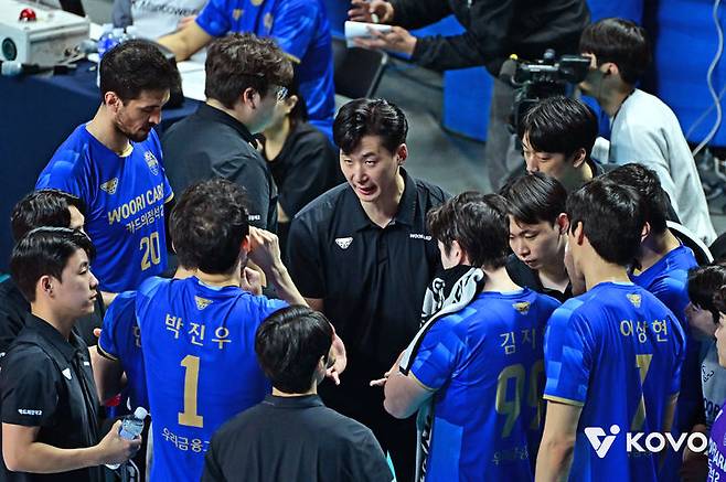 [서울=뉴시스] 프로배구 우리카드 박철우 감독대행이 14일 서울 장충체육관에서 열린 진에어 2025~2026 V-리그 남자부 6라운드 한국전력과의 경기에서 선수들에게 지시를 내리고 있다. (사진=KOVO 제공) 2026.03.14.  *재판매 및 DB 금지