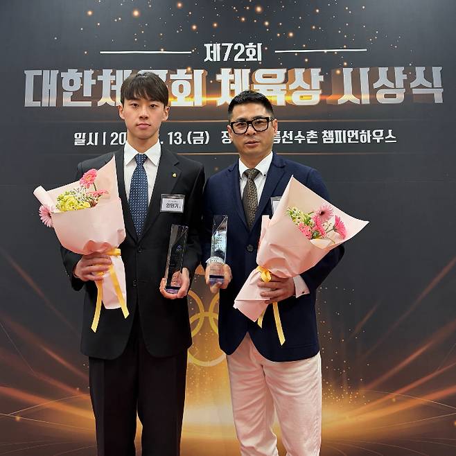 대한우슈협회 박찬대 국가대표 감독(오른쪽)과 세계선수권 태극권 금메달리스트 안현기. 협회